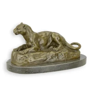 Maddeco leeuwin liggend op sokkel natuursteen. Bronzen beeld – 24.6 x 12.6 x 12.8 cm