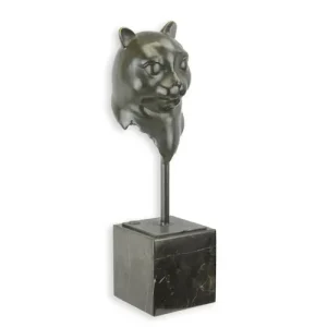 Bronzen hoofd van Maddeco kat op staak op sokkel natuursteen. Afm. 12,4 x 10,6 x 36,8 cm
