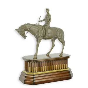Maddeco jockey te paard bronzen beeld met sokkel van hout – 44 x 20 x 57 cm
